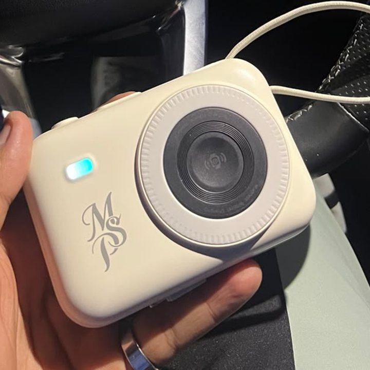 Power Bank marfil en la mano